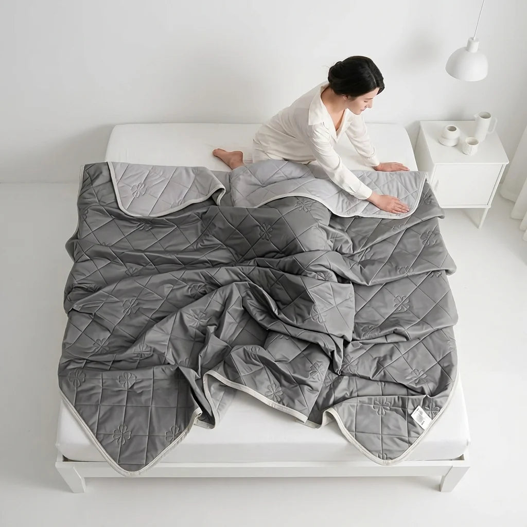 Cooling Thin Quilt for Summer – Lightweight Breathable Ice Silk Blanket, Ultra Soft Quilt for Hot Weather, Ideal for Airy Bedrooms and Comfortable Summer Sleep