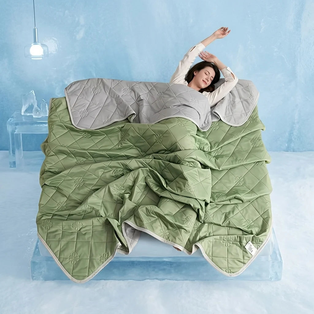 Cooling Thin Quilt for Summer – Lightweight Breathable Ice Silk Blanket, Ultra Soft Quilt for Hot Weather, Ideal for Airy Bedrooms and Comfortable Summer Sleep