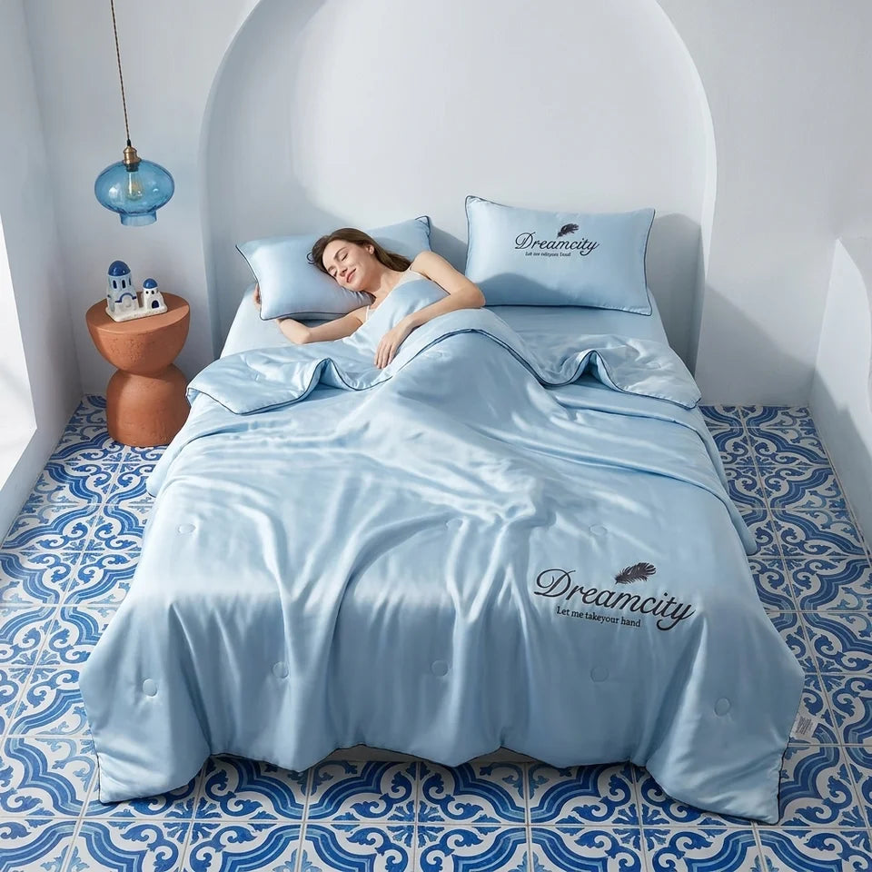 Cooling Embroidered Summer Quilt, Ultra-Soft Skin-Friendly Air Conditioner Quilt, Queen/King Size, Lightweight And Breathable Summer Cooling Quilt, Thin Nap Quilt. (Contains 1 Summer Quilt Solely, Pillow Core Not Included)