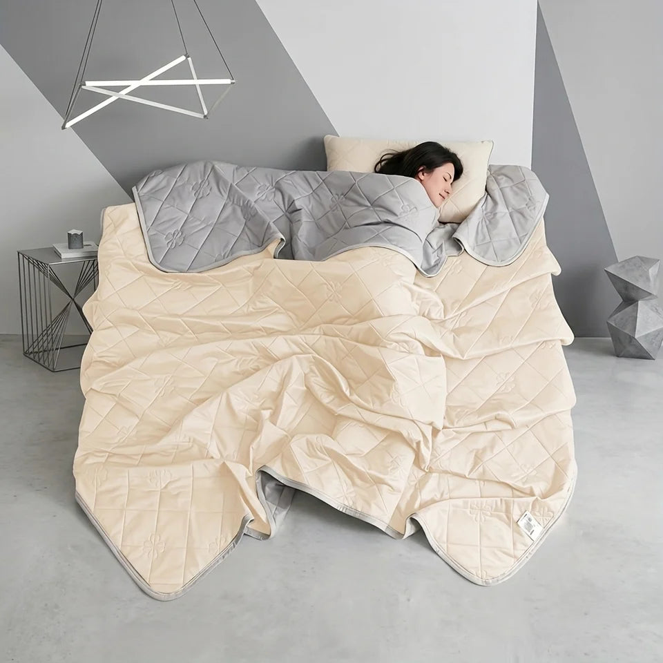 Cooling Thin Quilt for Summer – Lightweight Breathable Ice Silk Blanket, Ultra Soft Quilt for Hot Weather, Ideal for Airy Bedrooms and Comfortable Summer Sleep