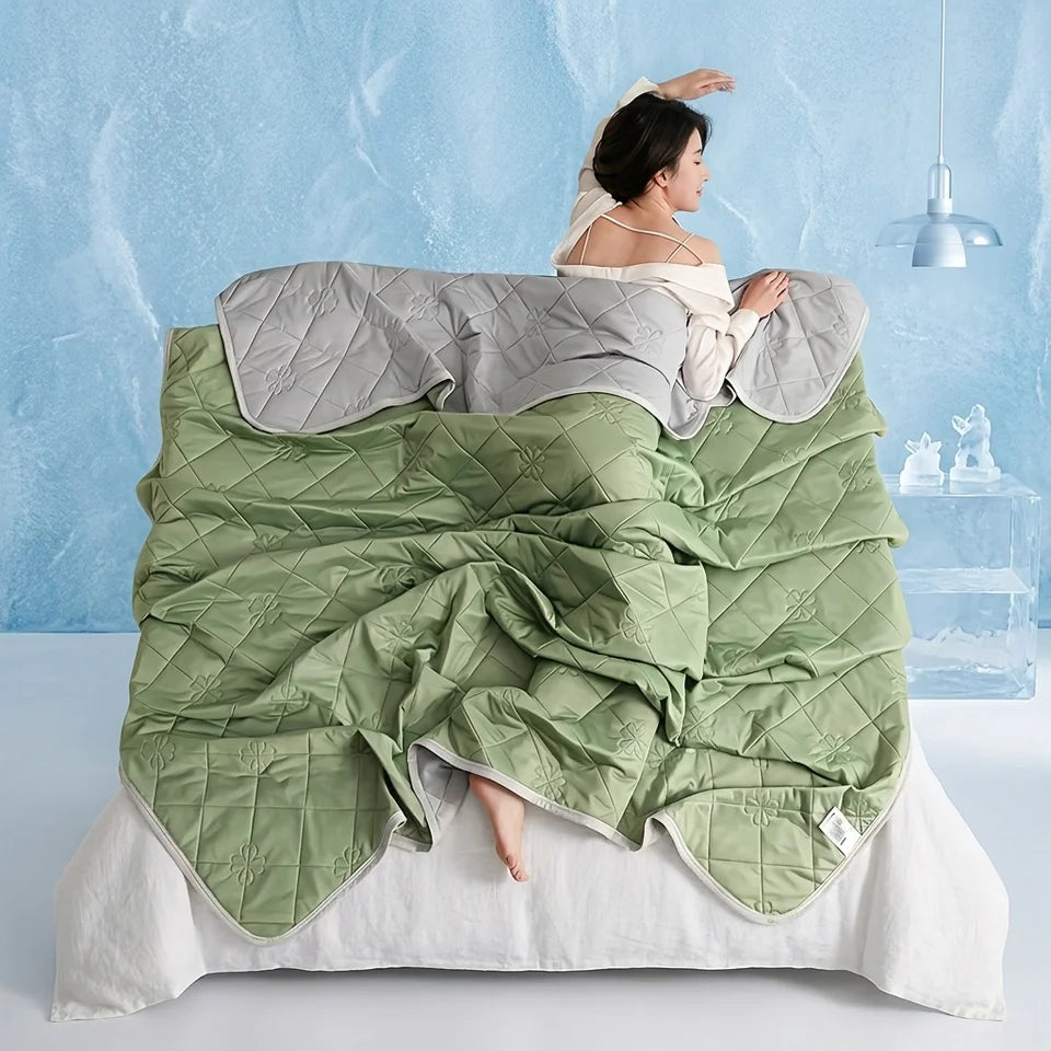 Cooling Thin Quilt for Summer – Lightweight Breathable Ice Silk Blanket, Ultra Soft Quilt for Hot Weather, Ideal for Airy Bedrooms and Comfortable Summer Sleep